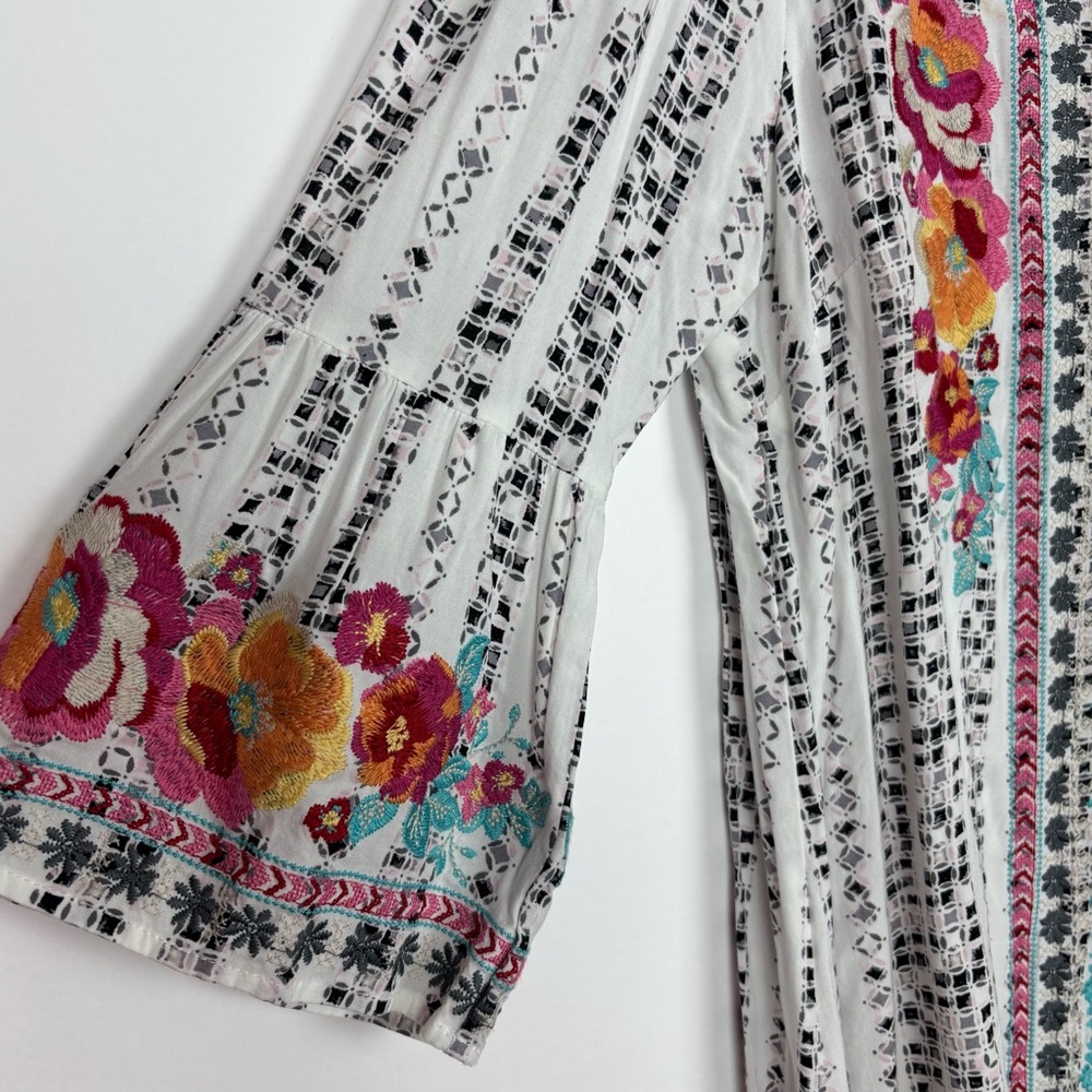 Savanna Jane Floral Embroidered Bell Sleeve Boho Split Neck Top Size Small - Picture 4 of 9